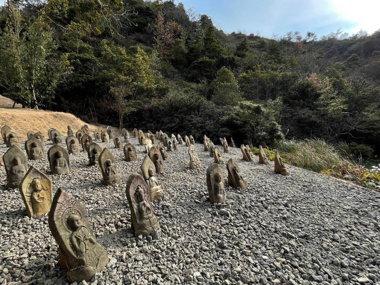 小沢剛《スラグブッダ88 ─豊島の産業廃棄物処理後のスラグで作られた88体の仏》2006/2022年