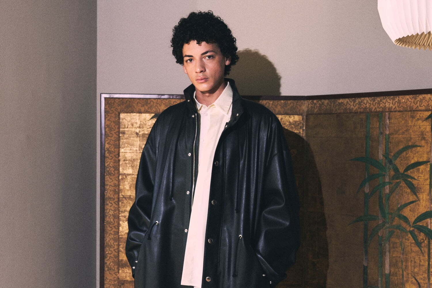 モッズ｜チノ、限定ブラックカラーのシンセティックレザーコート - 阪急メンズ大阪の期間限定ストアで