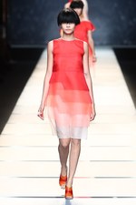 フェンディ 2014年春夏コレクション - シアーに重なる、艶やかさと電子回路｜写真1