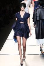 フェンディ 2014年春夏コレクション - シアーに重なる、艶やかさと電子回路｜写真10