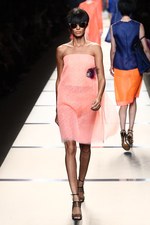 フェンディ 2014年春夏コレクション - シアーに重なる、艶やかさと電子回路｜写真25