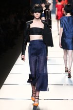 フェンディ 2014年春夏コレクション - シアーに重なる、艶やかさと電子回路｜写真35