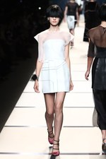 フェンディ 2014年春夏コレクション - シアーに重なる、艶やかさと電子回路｜写真38