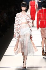 フェンディ 2014年春夏コレクション - シアーに重なる、艶やかさと電子回路｜写真69