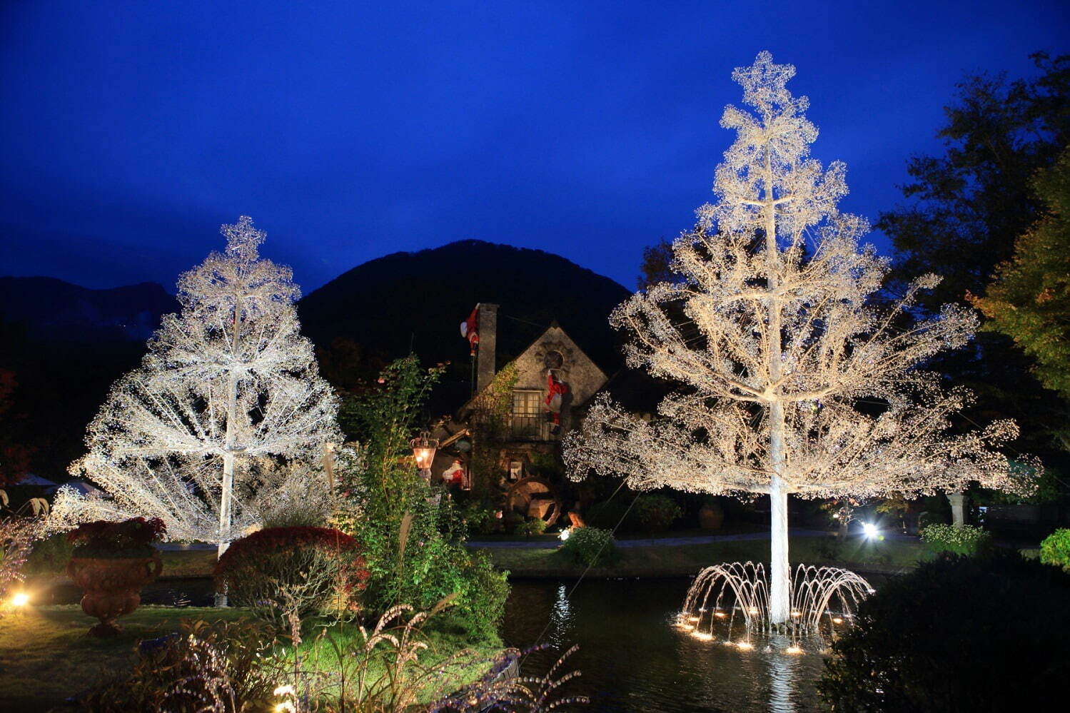 “15万粒のクリスタルガラス”クリスマスツリーが箱根ガラスの森美術館に、ライトアップも｜写真1