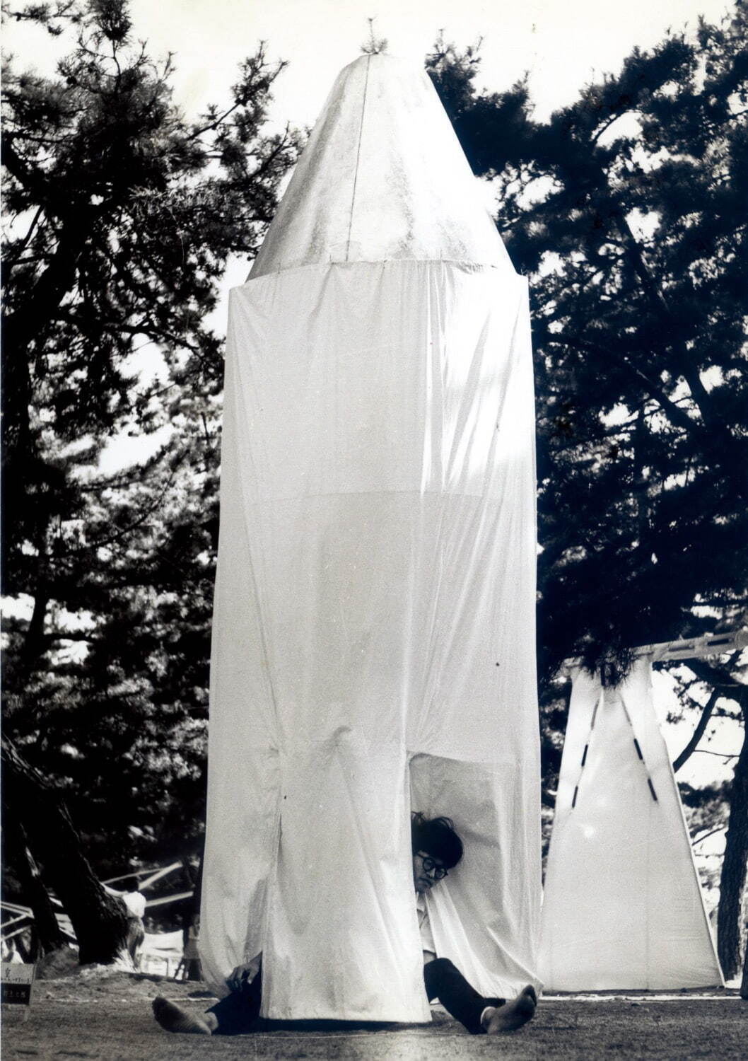 村上三郎《空》1956/1993年 ブリキ、布、木、鉄 個人蔵