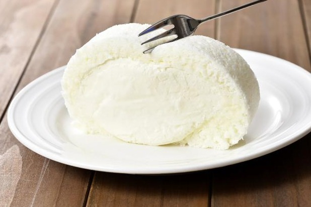 「石屋製菓」生クリームたっぷり“ふわふわ”プレミアムロール、くちどけのミルク＆コクのチーズ