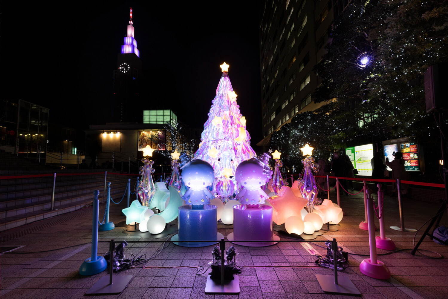 新宿サザンテラス×リトルツインスターズ“キキ＆ララカラー”のクリスマスツリー、イルミネーションも｜写真17