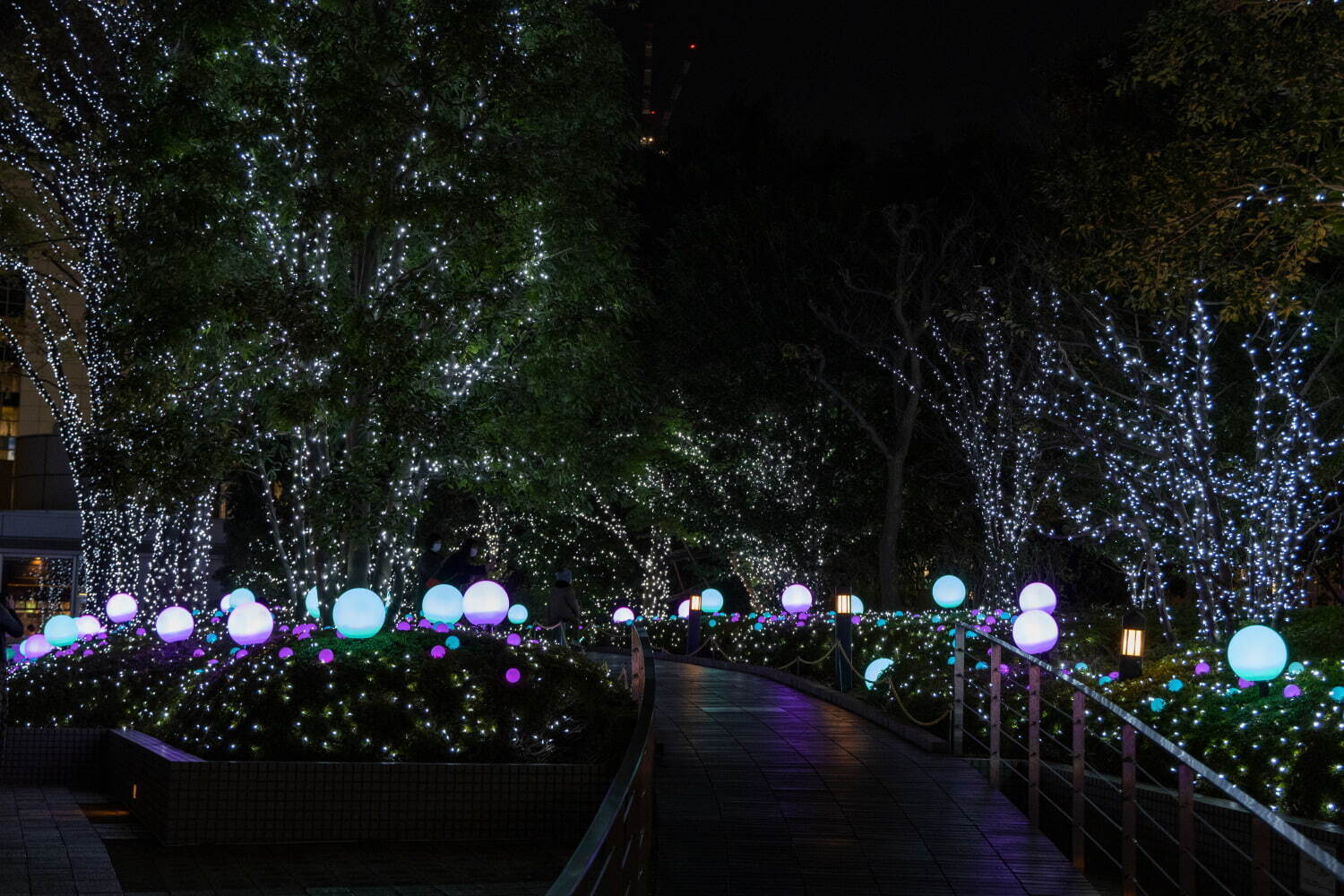 新宿サザンテラス×リトルツインスターズ“キキ＆ララカラー”のクリスマスツリー、イルミネーションも｜写真20