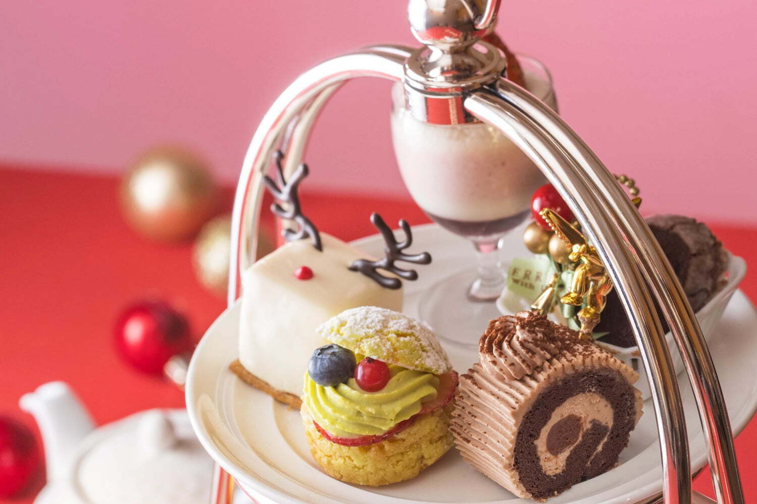 横浜ベイホテル東急のクリスマス アフタヌーンティ、切り株や"赤鼻のトナカイ"着想のホワイトムース