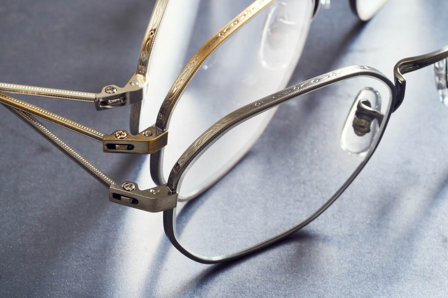 アイヴァンの新作アイウェア、ヴィンテージ眼鏡着想シェイプや紗綾形文様を刻んだ4型｜写真3