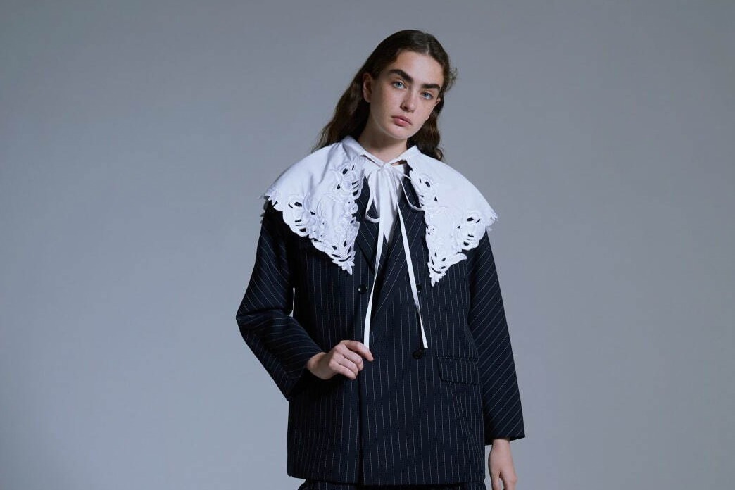 レイヤードスタイル｜「ビッグカラーの秋冬コーデ術」つけ襟or“デカ襟”ブラウスで、大人可愛いおしゃれを演出