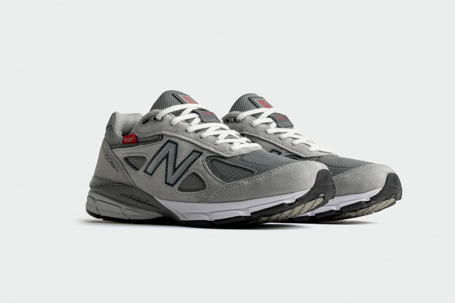 ニューバランスのスニーカー「990v4」に40周年を記念した特別仕様の