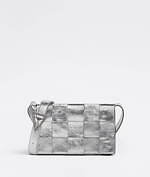 ボッテガ・ヴェネタ“鮮やか”グリーン＆輝くシルバーの新作バッグや財布、クリスマスギフトにも｜写真18