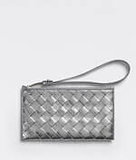 ボッテガ・ヴェネタ“鮮やか”グリーン＆輝くシルバーの新作バッグや財布、クリスマスギフトにも｜写真13