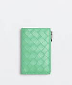 ボッテガ・ヴェネタ“鮮やか”グリーン＆輝くシルバーの新作バッグや財布、クリスマスギフトにも｜写真12