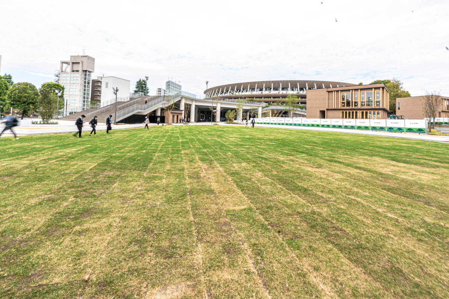 「都立明治公園」新国立競技場隣接の緑溢れる公園施設 - 3つの広場や樹林地、カフェ＆レストランも｜写真9