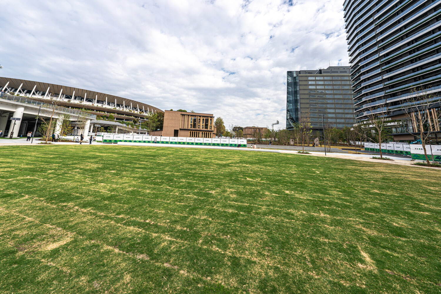 「都立明治公園」新国立競技場隣接の緑溢れる公園施設 - 3つの広場や樹林地、カフェ＆レストランも｜写真4