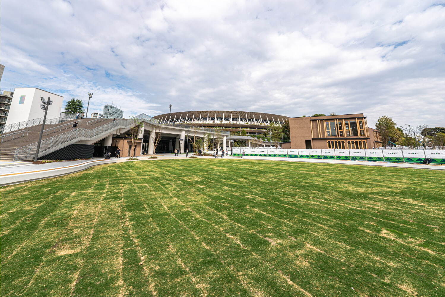 「都立明治公園」新国立競技場隣接の緑溢れる公園施設 - 3つの広場や樹林地、カフェ＆レストランも｜写真2