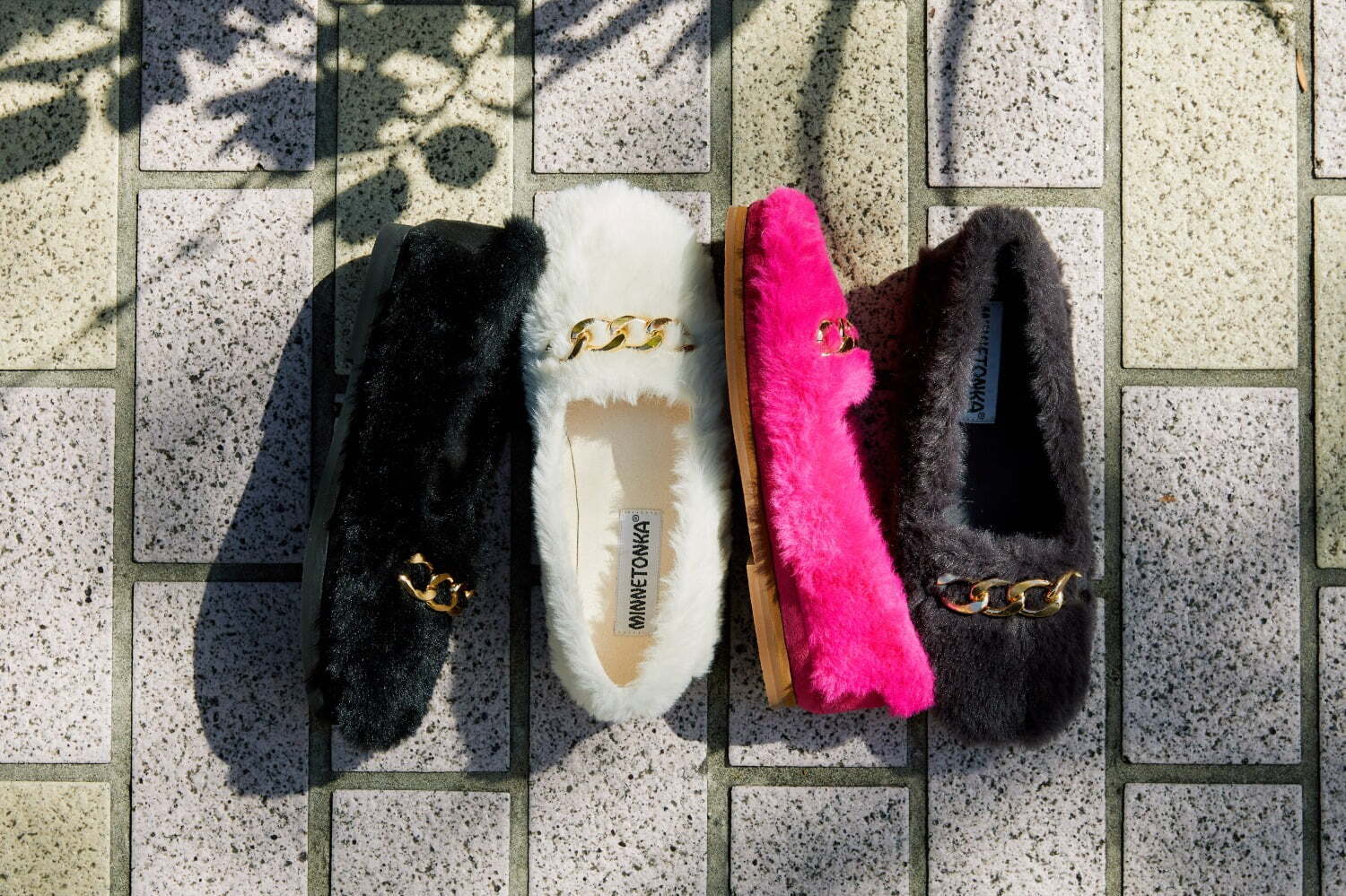 アトモス ピンク×ミネトンカのコラボシューズ、定番モカシンをもこもこファー素材でアレンジ