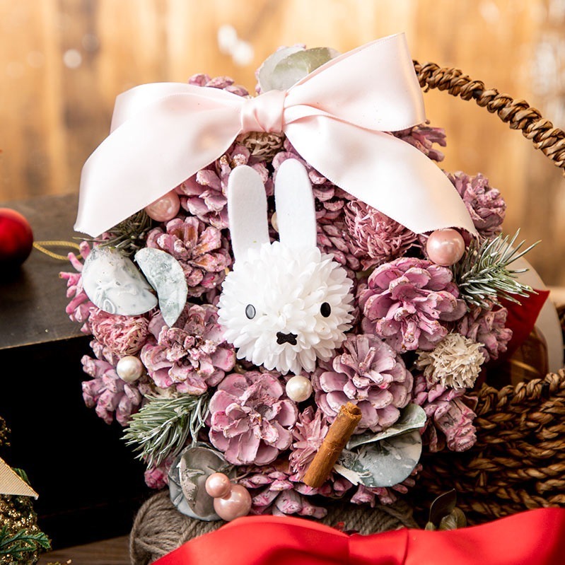 フラワーミッフィー限定のクリスマスリース、白菊のミッフィー＆松ぼっくりなどを飾った全3色｜写真3