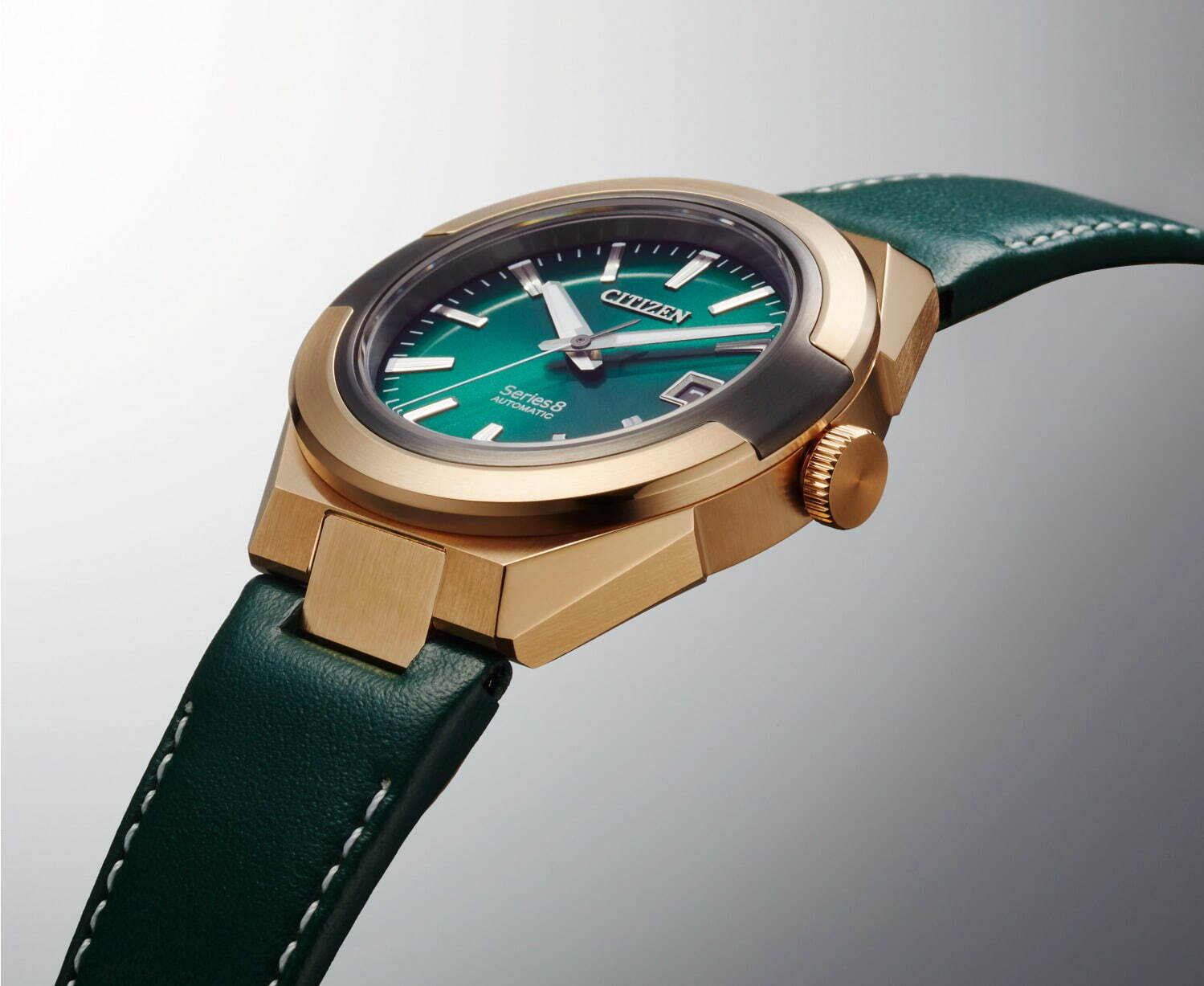 シチズン シリーズエイト限定腕時計、ゴールド＆グレーの2体構造ケースにグリーン文字板の組み合わせ｜写真6