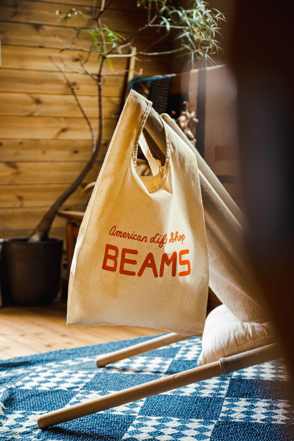 ビームス、創業当時の“初代ロゴ”を配したTシャツ＆トートバッグ 
