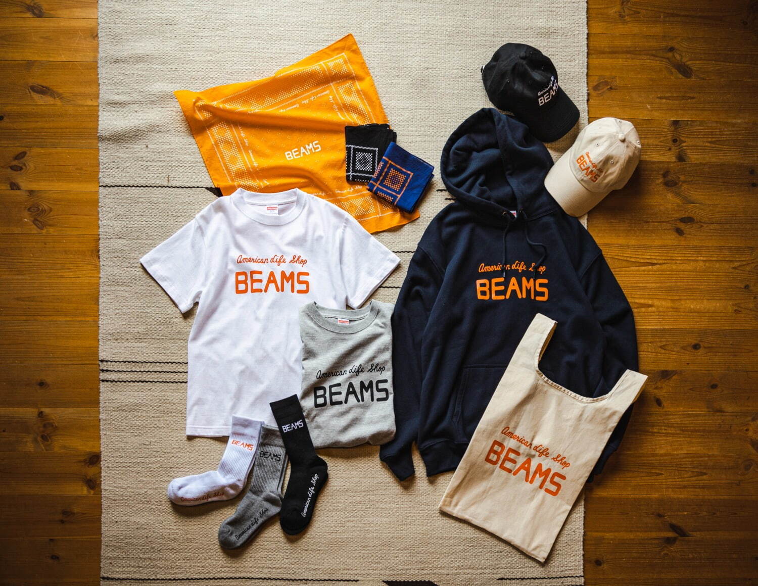 ビームス、創業当時の“初代ロゴ”を配したTシャツ＆トートバッグ｜写真1