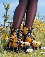 ドクターマーチン×ヘブン バイ マーク ジェイコブス、厚底ソールの“デイジー柄”8ホールブーツなど｜写真3