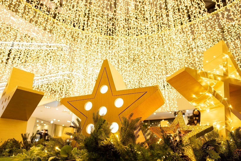 横浜ベイクォーターのクリスマスイルミネーション ほしくずの森 3万球超が輝く ほしくずのカーテン ファッションプレス