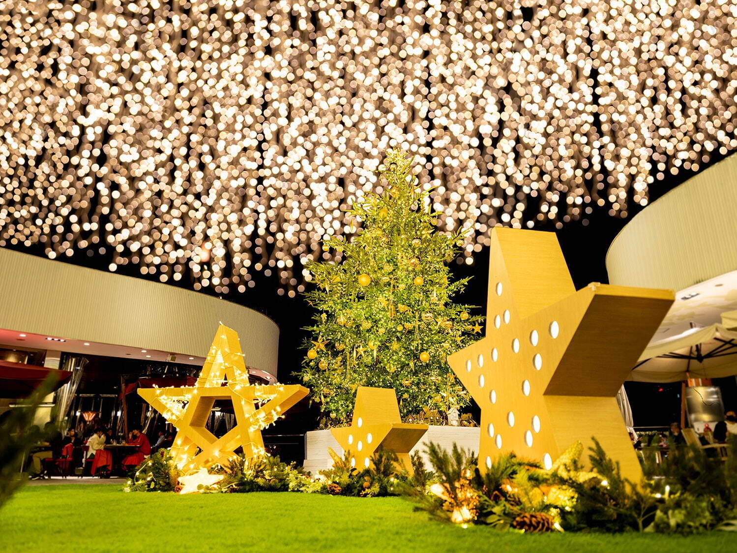 横浜ベイクォーターのクリスマスイルミネーション「ほしくずの森」3万球超が輝く“ほしくずのカーテン”｜写真6