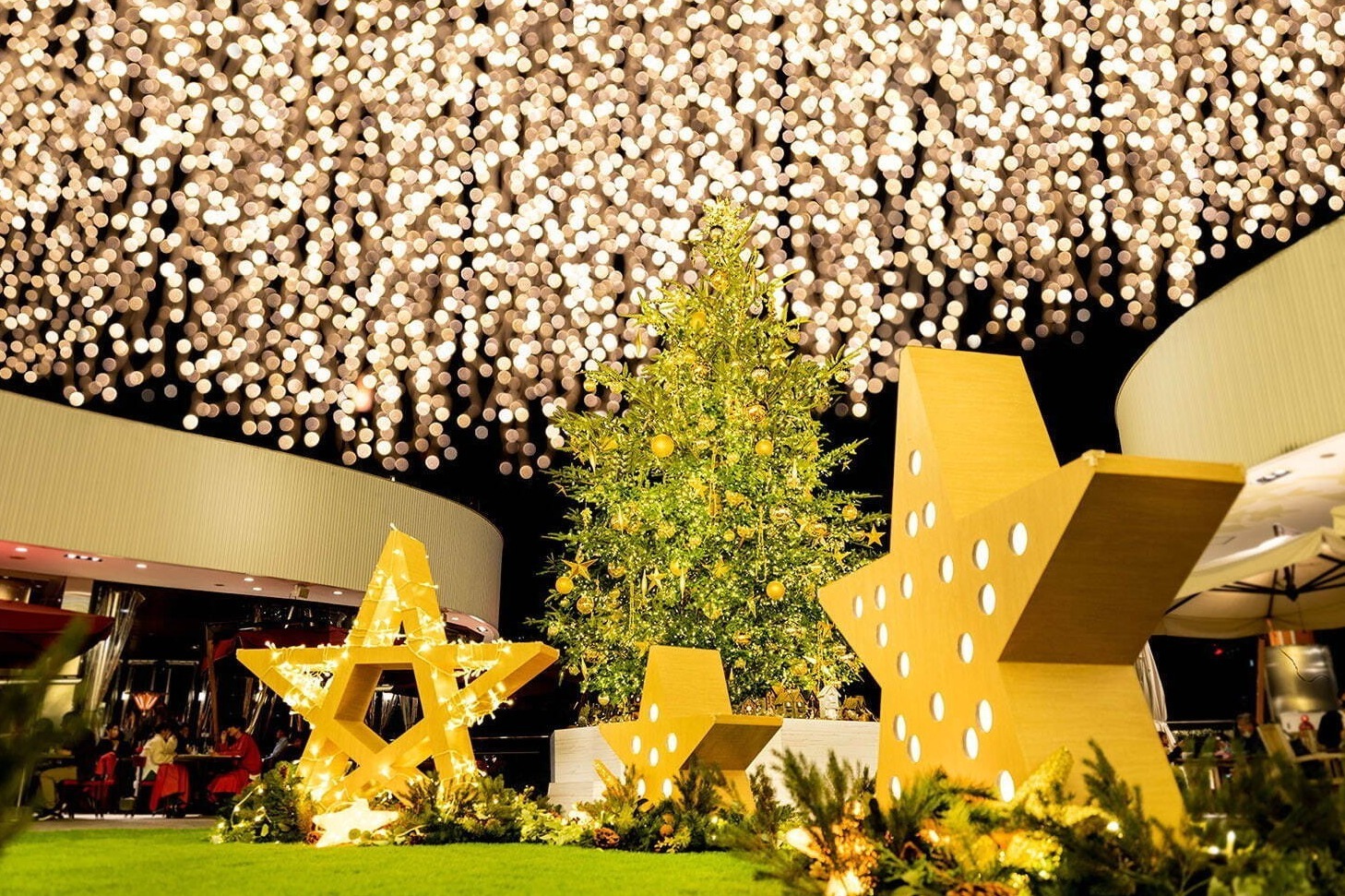 横浜ベイクォーターのクリスマスイルミネーション「ほしくずの森」3万球超が輝く“ほしくずのカーテン”｜写真0