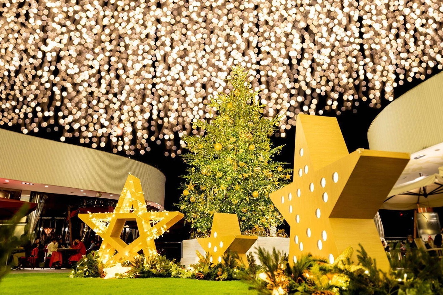 横浜ベイクォーターのクリスマスイルミネーション ほしくずの森 3万球超が輝く ほしくずのカーテン ファッションプレス