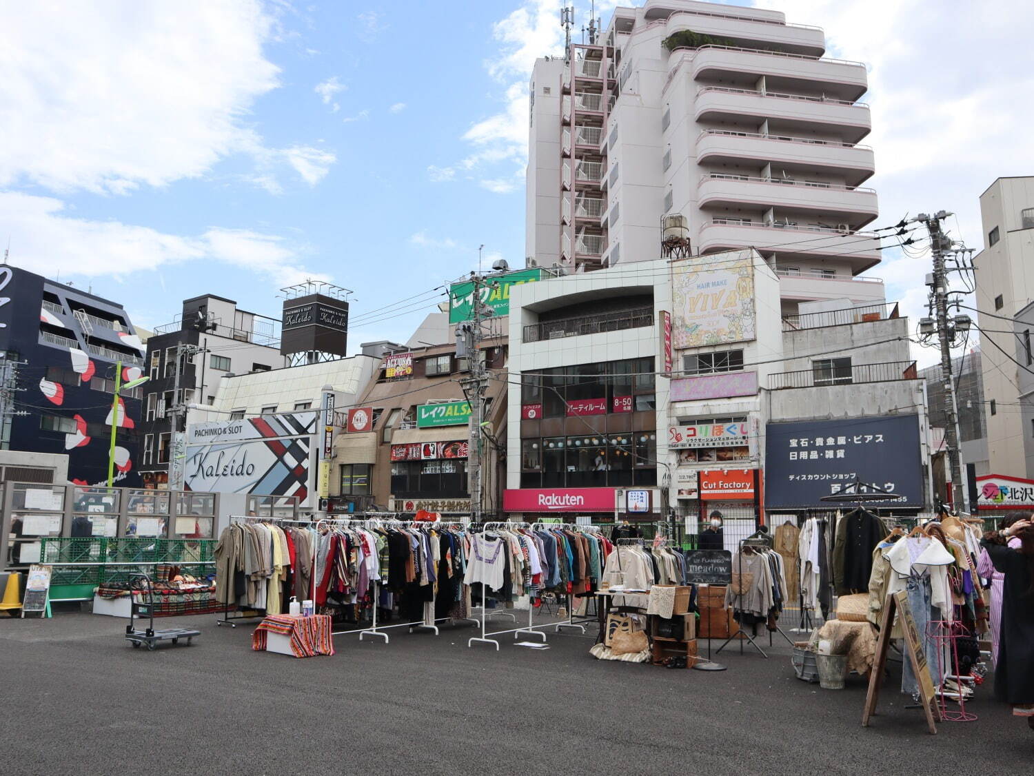 「下北沢古着マーケット」下北沢駅前に古着屋23店舗が集結、入場無料のファッションイベント｜写真5