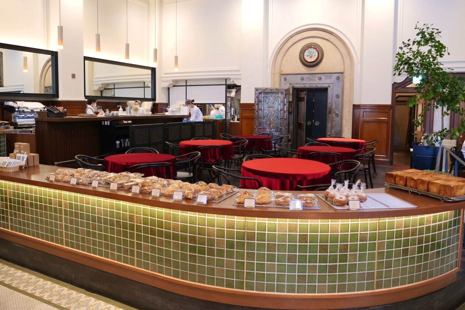 「パンとエスプレッソと堺筋倶楽部」大阪・南船場に、大正時代の銀行を改装したレトロな店内