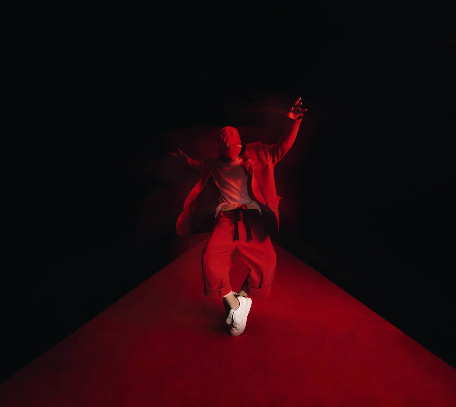 ナイキ×G-DRAGON“ウィングチップ”スニーカー「クウォンド 1」着脱 
