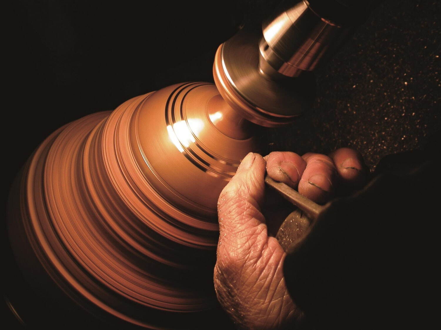 模造 黄銅合子の表面を削っている様子
正倉院事務所蔵