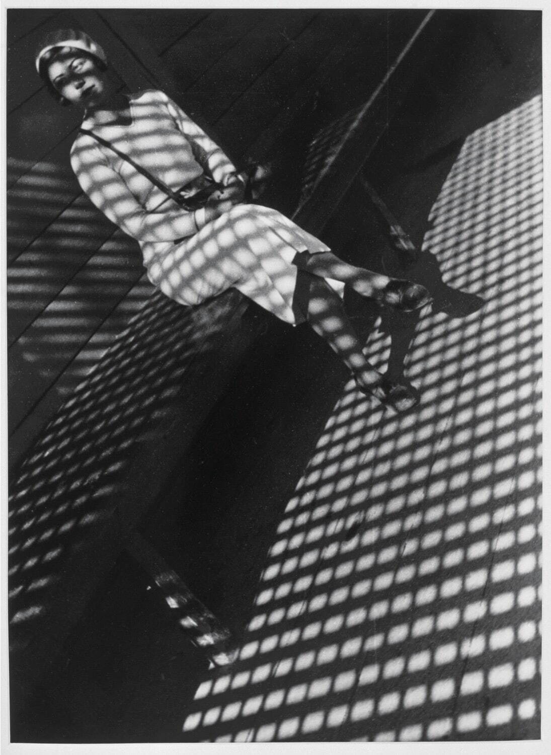 アレクサンドル・ロトチェンコ《ライカを持つ少女》1934年(プリント:1934年以降) 白黒写真 40.0 × 29.0 cm Museum Ludwig, Köln / Cologne, ML/F 1978/1072. (Photo: © Rheinisches Bildarchiv Köln, rba_c009362)