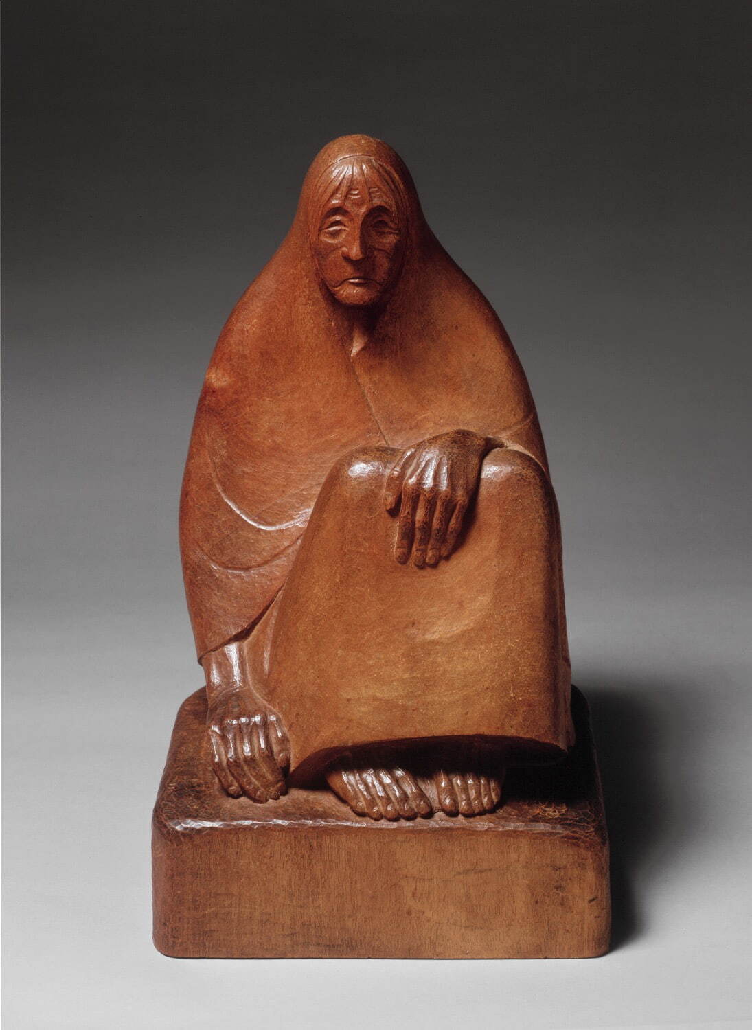 エルンスト・バルラハ《うずくまる老女》1933年 木 56.0 × 33.0 × 30.0 cm Museum Ludwig, Köln / Cologne, ML 76/SK 0047. (Photo: © Rheinisches Bildarchiv Köln, rba_c005052)