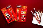 東京ディズニーリゾート限定「ポッキー」登場、“隠れミッキー”のプレッツェル＆長さ18cmで｜写真1