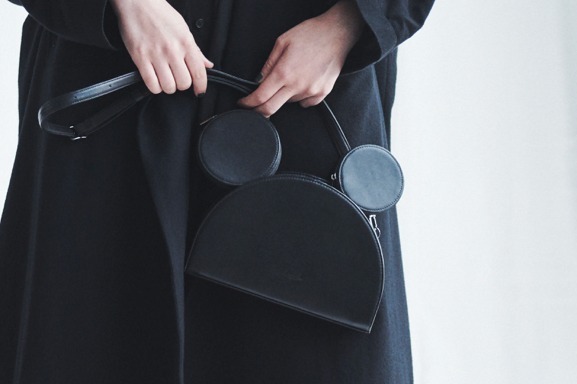 ディスコード ヨウジヤマモトの"ミッキーマウス"型ショルダーバッグ、取外しできる“耳”ポーチ付き