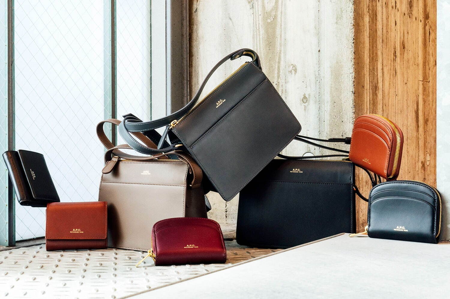 A.P.C.クリスマスプレゼント特集、男女ペアで楽しむカップルギフト＆“本命に贈る”革小物やバッグ