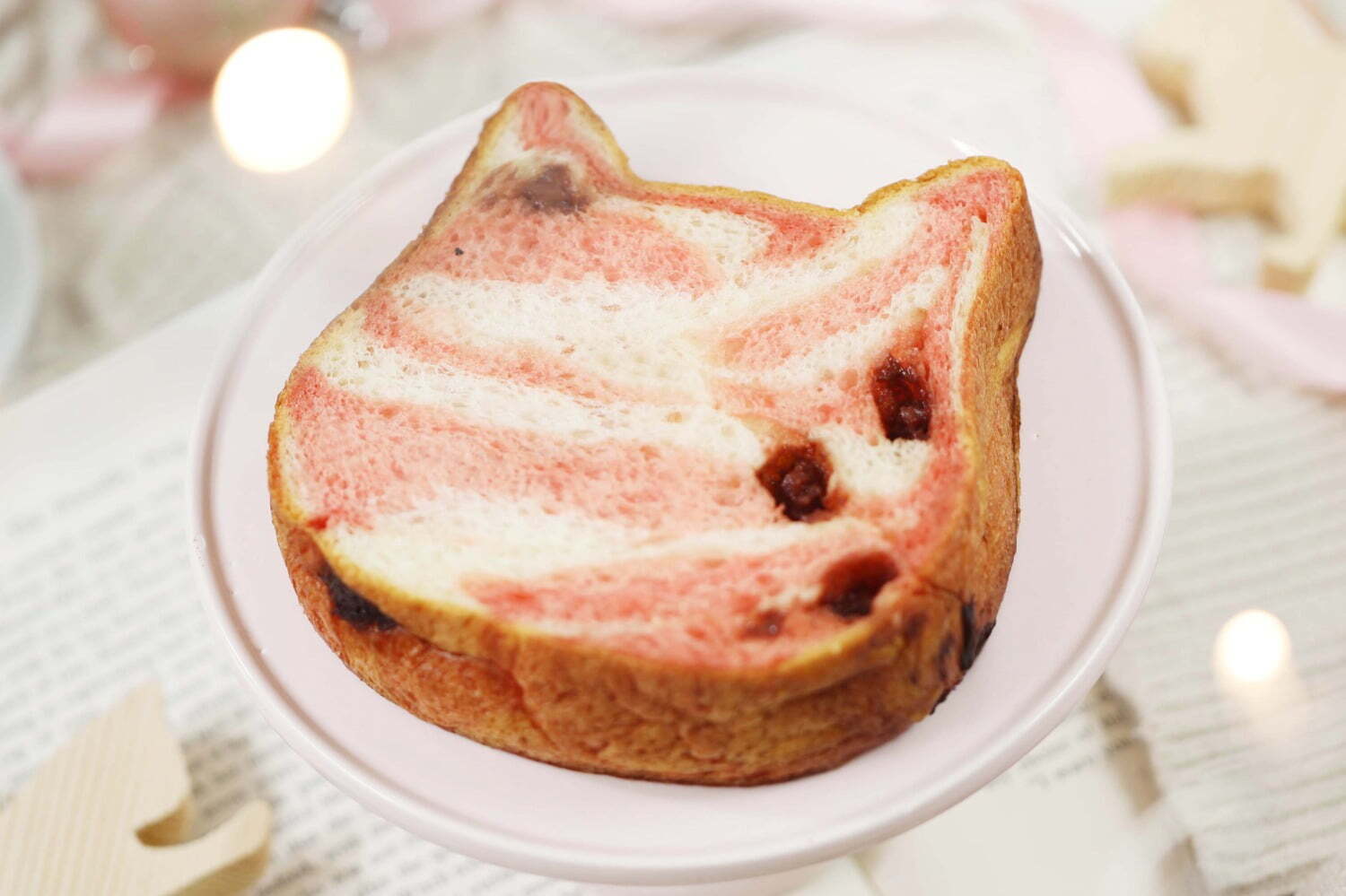 食パン｜「ねこねこ食パン」ピンク×ホワイトのクリスマス限定食パン、甘酸っぱい苺の味わい