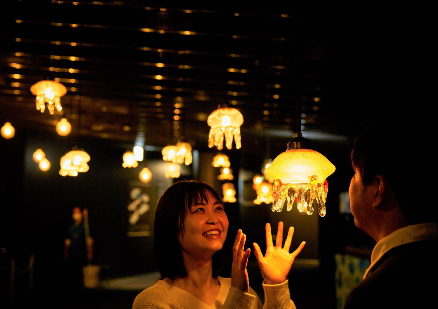 京都水族館の冬イベント「ふゆ恋すいぞくかん」“クラゲ型”ランプシェードによる光の空間など｜写真1