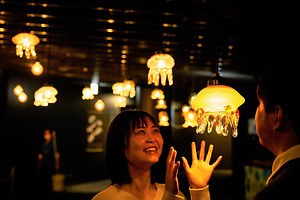 京都水族館の冬イベント「ふゆ恋すいぞくかん」“クラゲ型”ランプシェードによる光の空間など