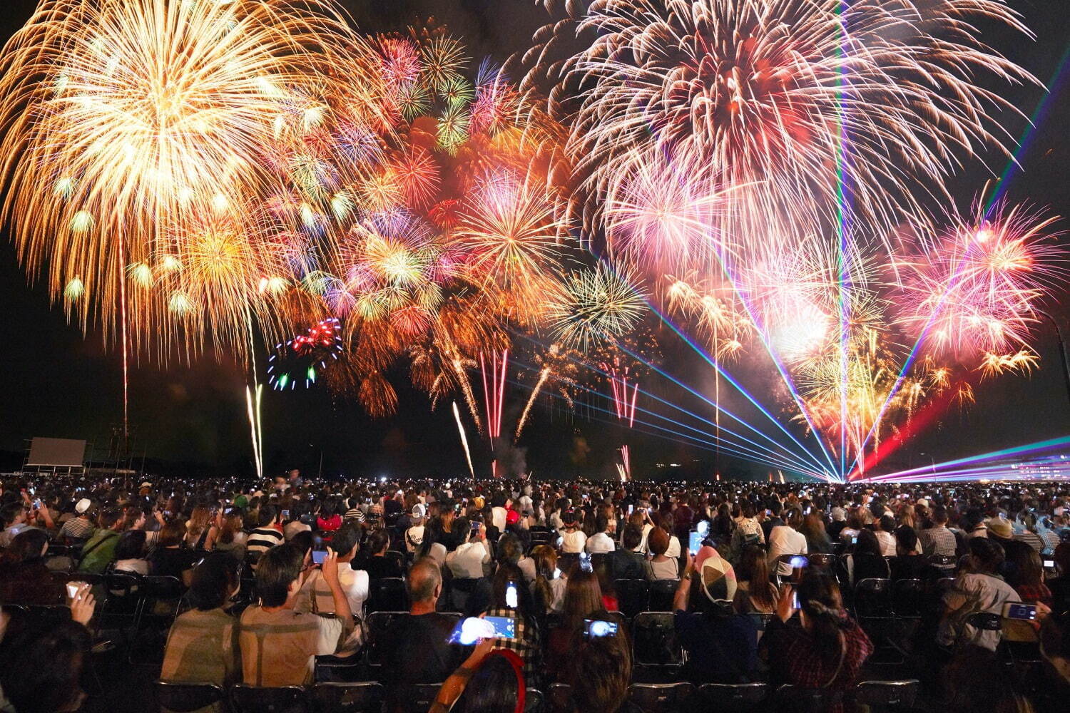 ハウステンボス日本最大級のカウントダウンイベント 8 000発の打ち上げ花火 スペシャルライブ ファッションプレス