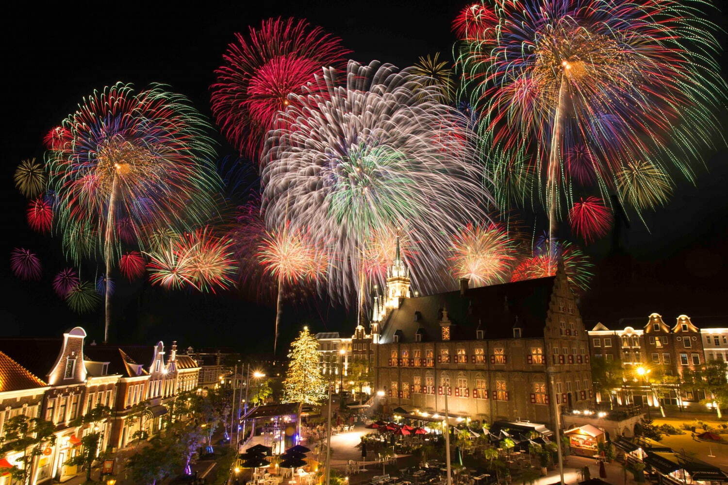 ハウステンボス日本最大級のカウントダウンイベント 8 000発の打ち上げ花火 スペシャルライブ ファッションプレス