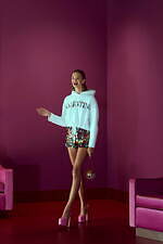 ヴァレンティノのクリスマスに向けた新作、“スタッズ”輝くキルティングバッグ＆“Vロゴ”ピアス｜写真23