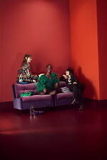 ヴァレンティノのクリスマスに向けた新作、“スタッズ”輝くキルティングバッグ＆“Vロゴ”ピアス｜写真2