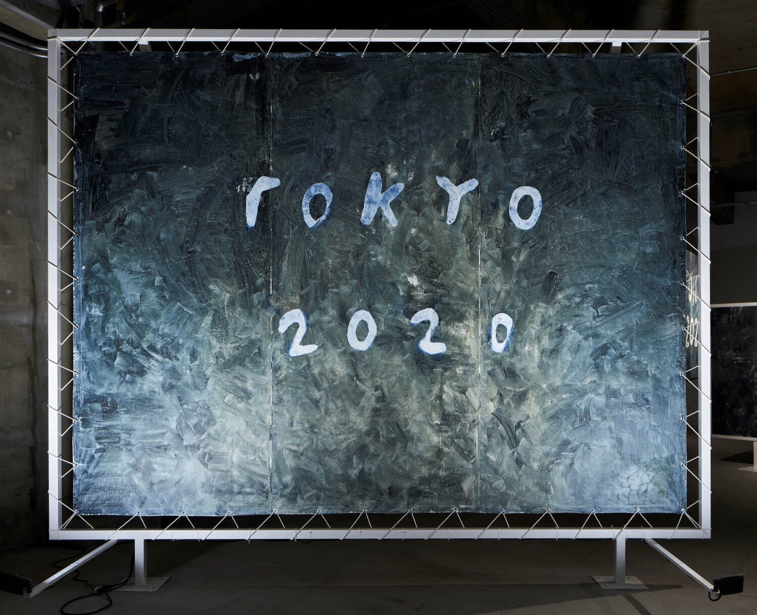 Chim↑Pom《May, 2020, Tokyo (大久保駅前) ─青写真を描く─》2020
Courtesy of the artist and ANOMALY
Photo: Kenji Morita